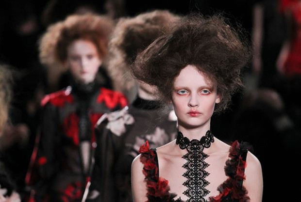 Paris Fashion Week Fall/Winter 2015 - Alexander McQueen - Catwalk